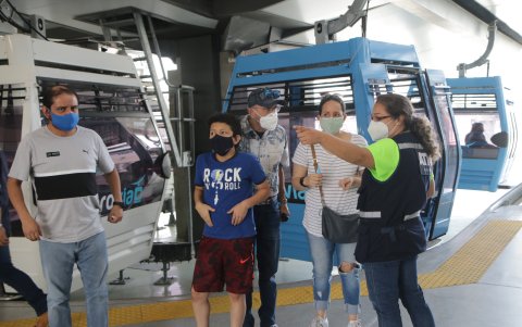 Guías en las paradas explicaban el uso del sistema. Hay que pagar 70 centavos por viaje.