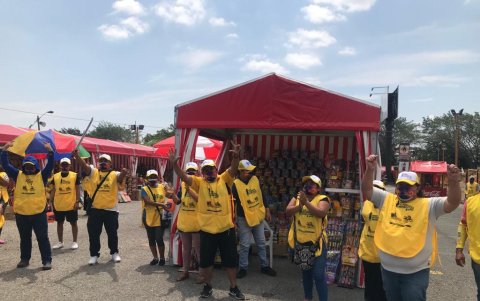 Capacidad. El aforo establecido es de 200 personas, unos 100 comerciantes atienden en la feria.