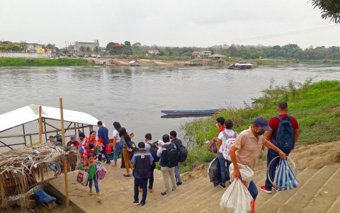 Para ir a trabajar las personas tienen que gastar 10 dólares adicionales al mes, para cruzar en la embarcación, que se pueden ahorrar si hubiera el puente.