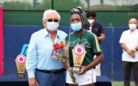 Reasco venció en la final del Torneo Abierto Nacional a Marie Elise Casares. Danilo Carrera, presidente de la Federación Ecuatoriana, le entregó el título de monarca.