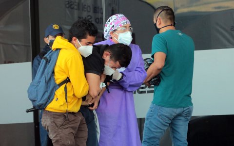 Los hospitales se saturaron con tanto paciente y no tenían las suficientes UCI para atender a los más graves.