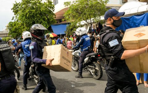 Agentes de la Policía Metropolitana retiran cajas llenas de pirotecnia.