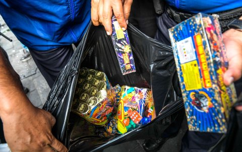 Parte de los fuegos artificiales que se retiraron de la bahía de Guayaquil.