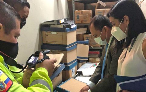 El 2 de octubre, el fiscal Cesar Suárez y la policia en el hospital Abel Gilbert revisan y fijan documentación emitida por empresas para la compra de insumos médicos por medio de una subasta inversa