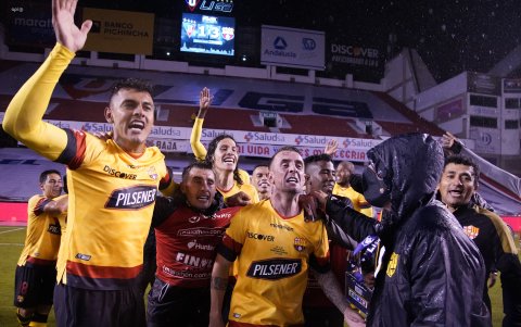 Los jugadores de Barcelona durante los festejos del cetro en el estadio Rodrigo Paz.
