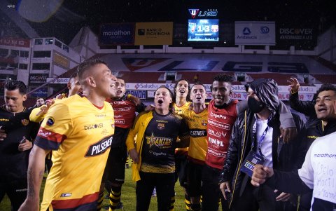 Carlos Alfaro Moreno (c) tuvo un justo premio al esfuerzo realizado.