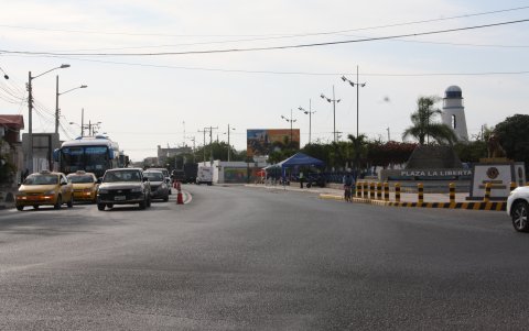Esta es la vía de ingreso a La Libertad. Las luces de los postes ornamentales de la derecha jamás se han prendido.