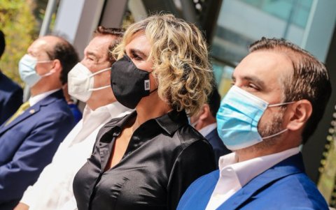 La alcaldesa Cynthia Viteri, en una reciente aparición pública junto a otros funcionarios.