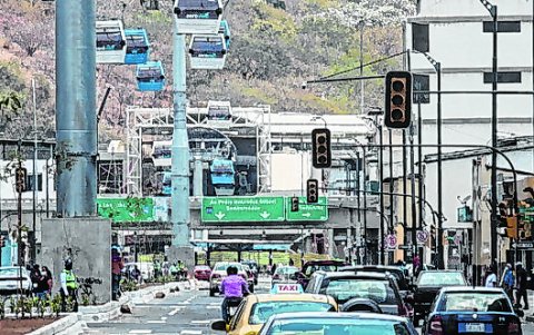 La aerovía pasa por el corazón del centro de Guayaquil.