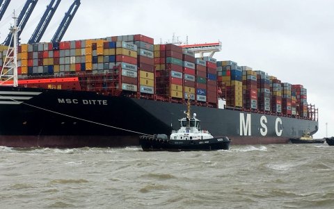 Un remolcador de la compañía Damen, en maniobra.