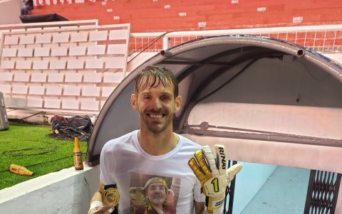 Javier Burrai, con la camiseta donde está la imagen del rostro de su padre, los guantes con su nombre y la medalla por la estrella 16.