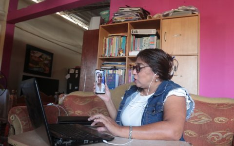 Una maestra dando clases desde su casa. Sin las herramientas tecnológicas no hubiese podido conectarse.