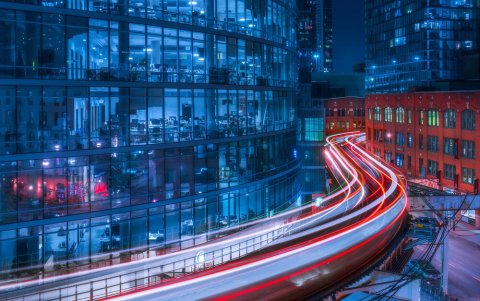 Una puente vehicular donde pasan miles de vehículos luce desolado.