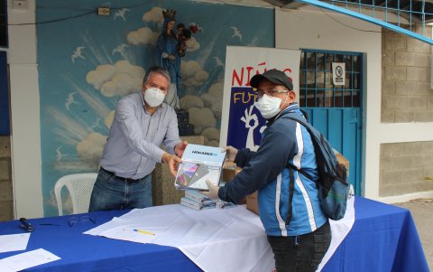 Hubo además donación de tabletas para los estudiantes que no tenían equipos electrónicos.