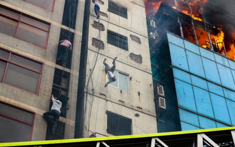 Un hombre se cae desde un edificio por escapar de un incendio.
