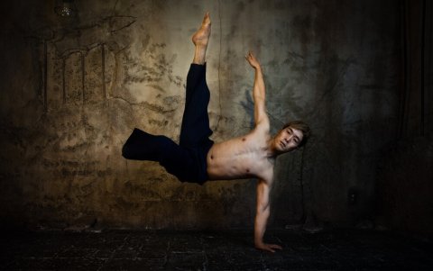 El bailarín Koichi Omae sigue actuando pese a perder su pierna derecha.