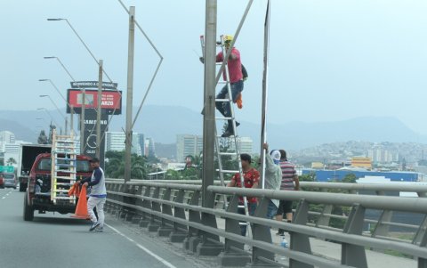 El Puente de la Unidad Nacional, entre Guayaquil, Samborondón y Durán, ha vuelto a ser utilizado para colgar propaganda electoral.