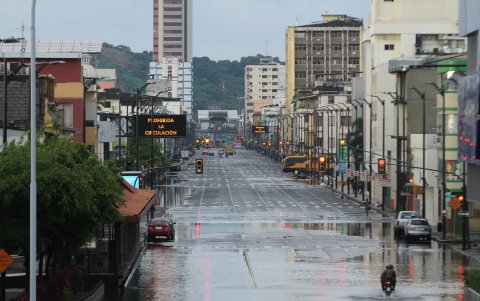 Una de las principales avenidas de Guayaquil y una de las más transitadas. En la cuarentena lucía solitaria.