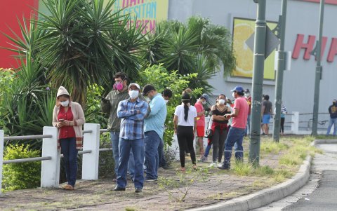 En las afueras de un supermercado, las personas haciendo fila hasta de tres cuadras para abastecerse de alimentos.