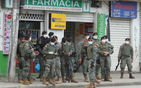 Militares haciendo presencia en la entrada de la 8 para hacer respetar el toque de queda.