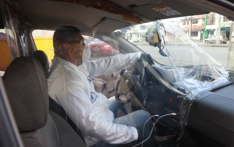 Los taxistas se blindaron con divisiones con plásticos para protegerse del virus.