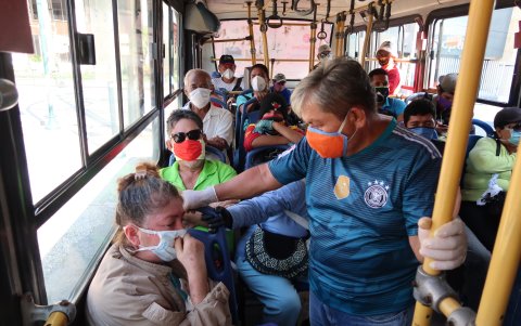 Los pasajeros en la metrovía con mascarillas, por obligación, y con temor.