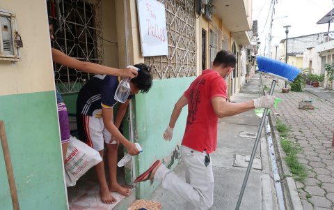 Nuevos hábitos, como desinfectarse al entrar y salir de casa. desinfectar también su alrededor.