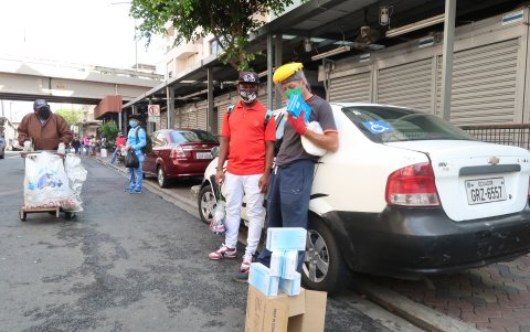 El comercio en la Bahía se redujo a lo mínimo y lo que más se vendía era mascarillas.
