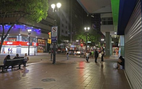 Antes de pandemia de la COVID-19 el movimiento turístico del centro de la ciudad se apagaba antes de las 20:00.
