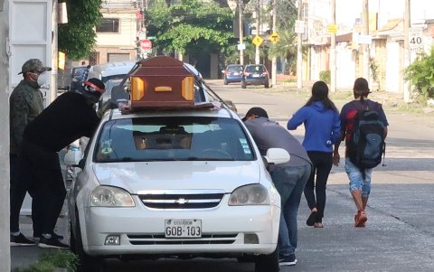 Los familiares debían esperar varios días para que su muerto sea levantado por Criminalística, ante la cantidad de fallecidos.