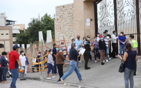Largas filas todo el día para tener un turno en los cementerios y tener espacio para sepultar a sus seres queridos.
