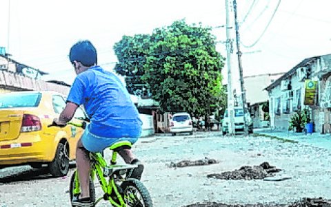 Sauces 1. La comunidad aún espera el arreglo de peatonales.