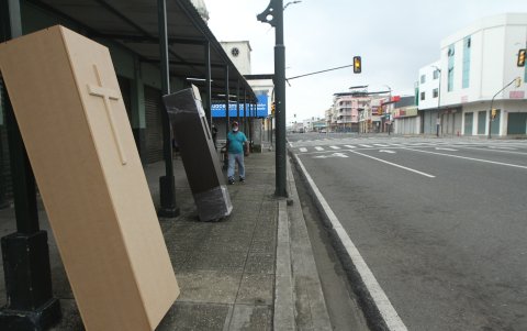 Se terminaron los ataúdes en las funerarias y se fabricaban cajas que se vendían en la calle.
