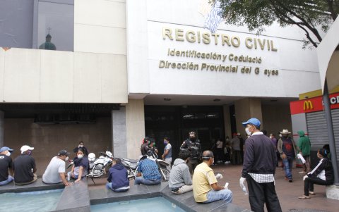 En las afueras del Registro Civil haciendo fila para sacar partidas de defunción.