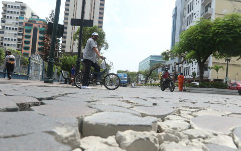 Unos adoquines dañados en la avenida Nueve de Octubre.