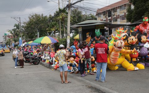 En la Alborada también se vendieron monigotes, ayer.