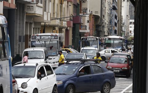 El tráfico en el centro y las calles cercanas a la bahía de Guayaquil fue intenso.