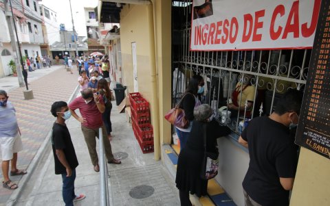 Compras. Los sitios donde venden pavo y chancho estuvieron llenos desde temprano.