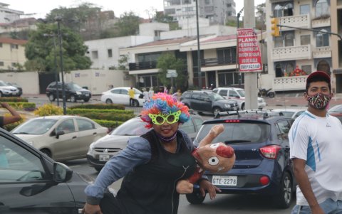 Urdesa. Las tradicionales viudas no dudaron en salir, más de un conductor las fotografía.