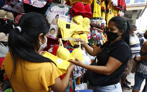 En la bahía, decenas de personas visitaron los locales en busca de ropa de colores. Esto, parte de las cábalas de fin de año.