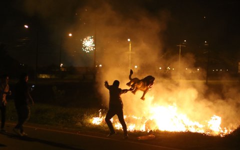 Hecho. Pese a las restricciones, la gente sí quemó a los monigotes.