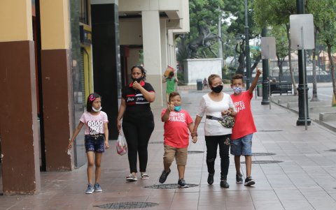 Recreación. Pequeños grupos familiares optaron por salir a tomar un respiro.