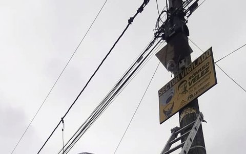 Advertencia. En los postes y paredes de las viviendas hay carteles que aseguran que el vecindario es monitoreado las 24 horas.