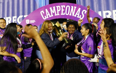 Wendy Villón con sus jugadoras, en la celebración de la corona militar.