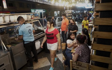 Actividad. Los negocios se han reinventado y sacan sus mesas a la acera.