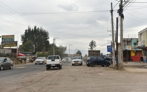 Los paraderos se encuentra de manera improvisada a lo largo de la vía sin espacio para que los buses se estacionen a recoger o dejar pasajeros.