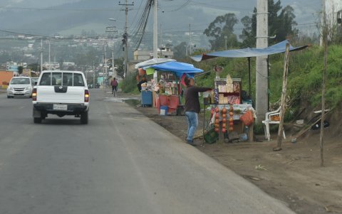 Hay movimientos de peatones y negocios a lo largo de la vía, lo que, sin mayor señalética o pasos peatonales, ha generado numerosos accidentes y fallecidos desde 2016.
