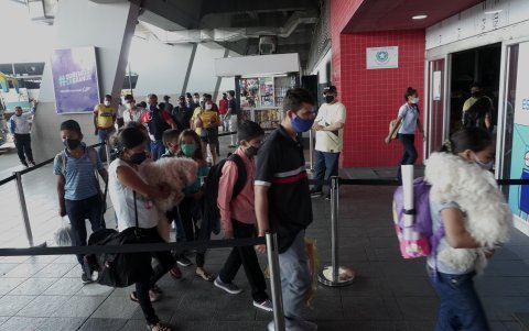 El regreso a casa luego de salir por el feriado de Fin de Año. En la foto el Terminal Terrestre de Guayaquil.
