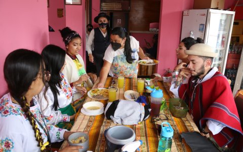 Los sitios de comida típica del distrito metropolitano también lucían llenos de comensales.