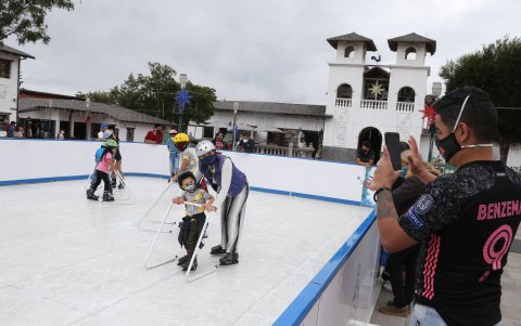 En la Mitad del Mundo, niños y adultos disfrutaron de una pequeña pista de patinaje sobre hielo.